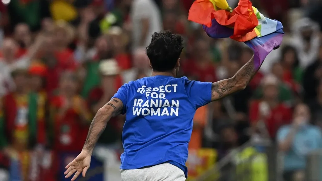 Un homme portant le drapeau LGBTQ+ a pénétré sur le terrain d'un match du Mondial 2022 à Doha.