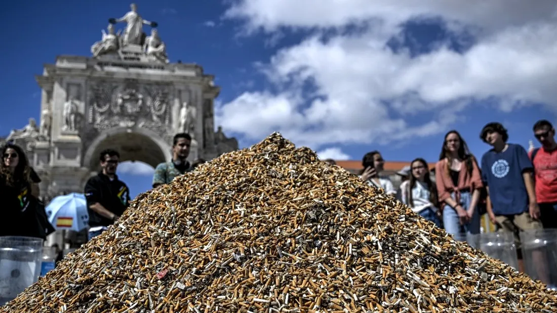 Un tas de mégots de cigarettes, recueillis en une semaine, sur la place Comercio à Lisbonne.