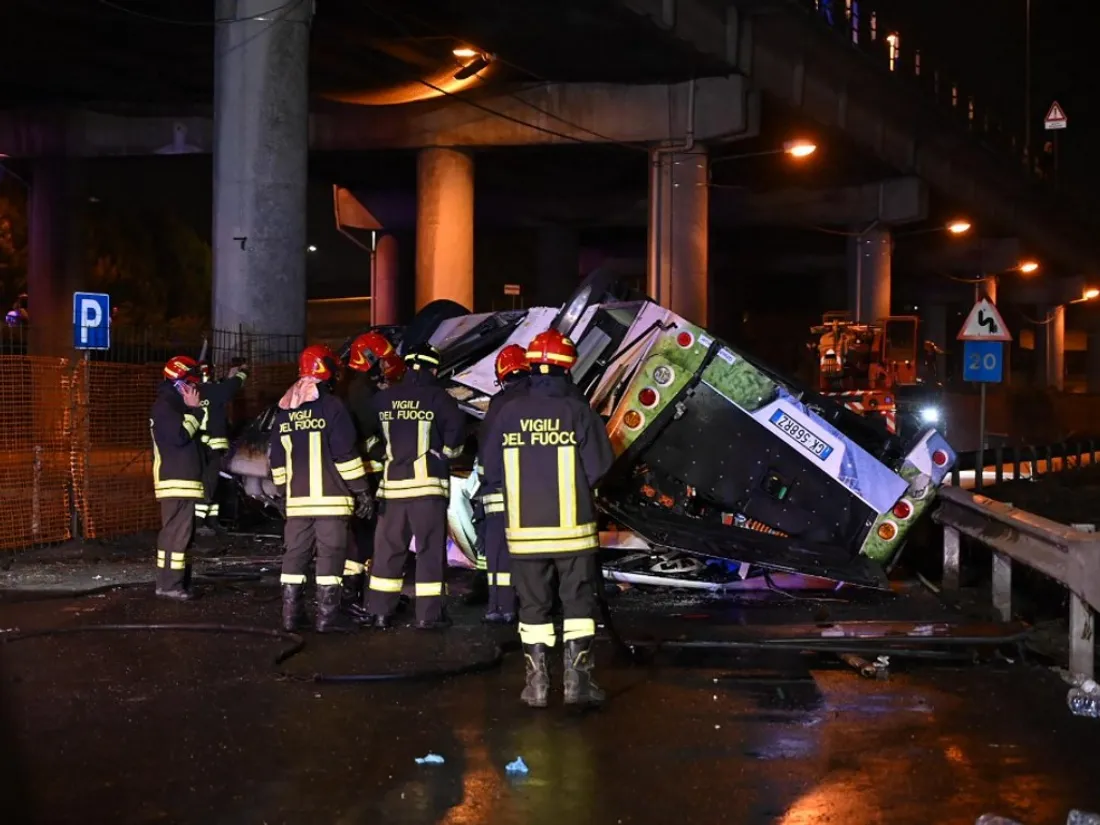 Le bus vénitien a fait une chute de 10 mètres avant de s'embraser.