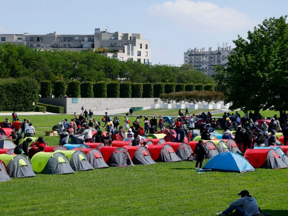 À Paris, le camp de migrants devant la préfecture d'Ile-de-France a été évacué.