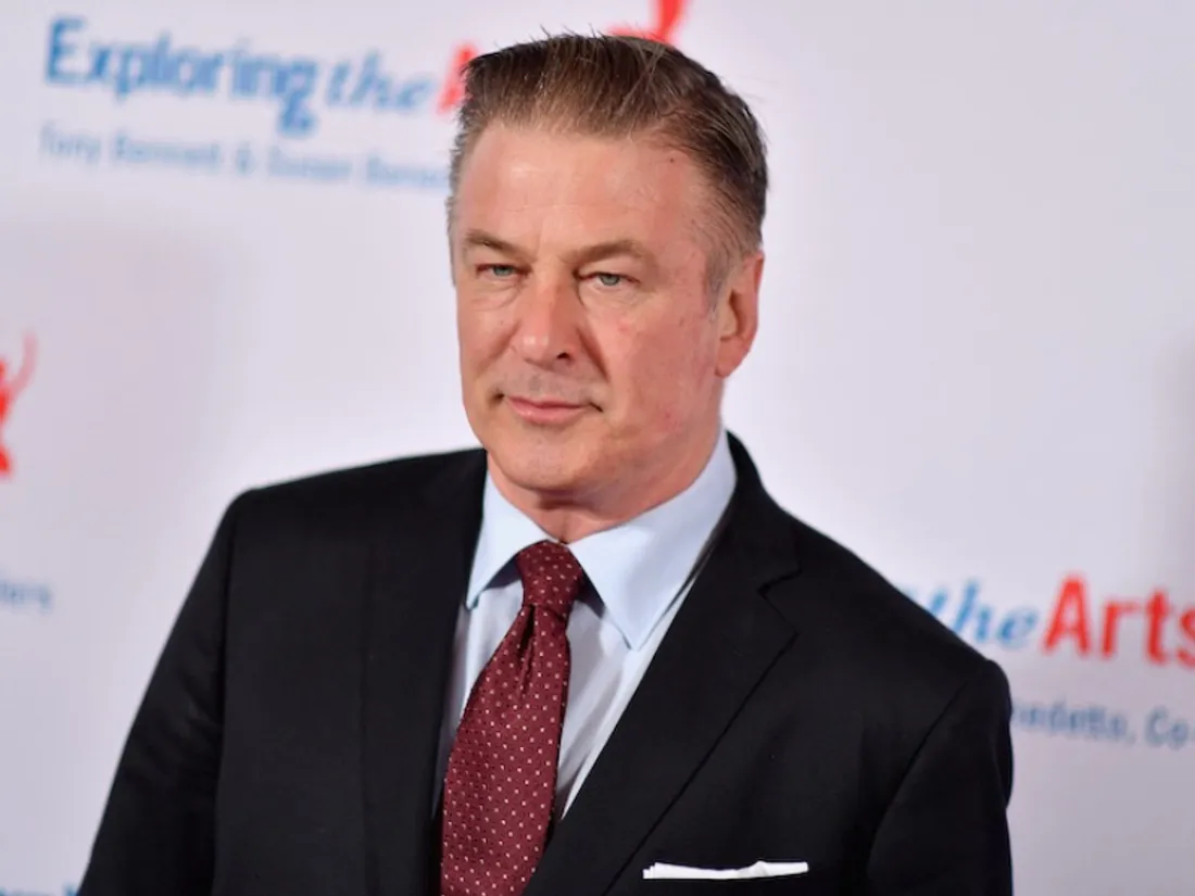 Alec Baldwin tue accidentellement une femme sur un tournage