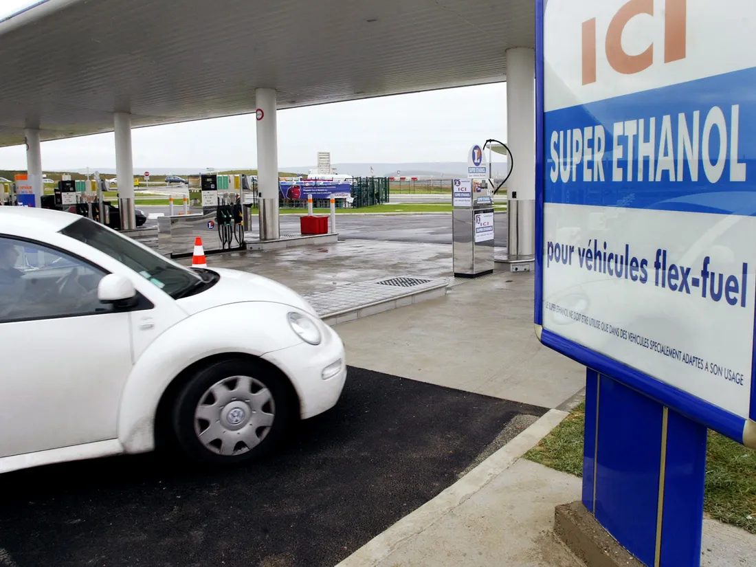 Un véhicule arrive près d'une pompe à super-éthanol.