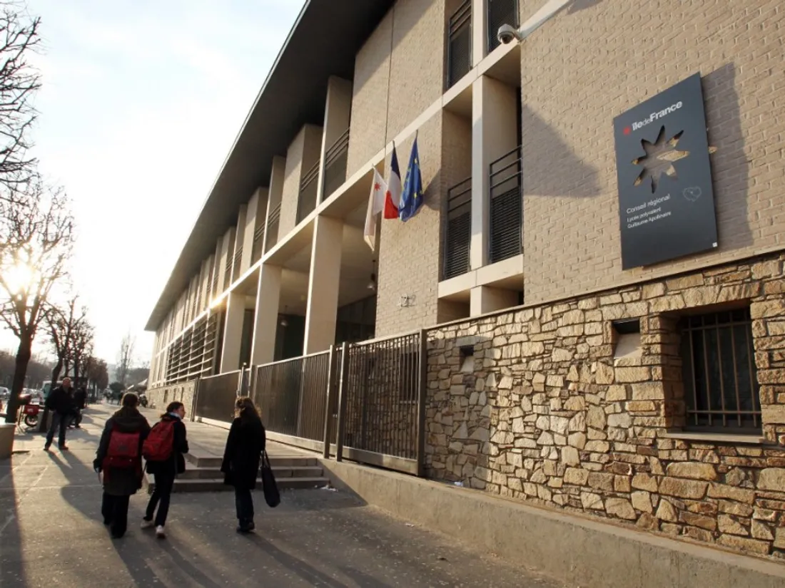 Le lycée Guillaume Apollinaire à Thiais  dans le Val-de-Marne.