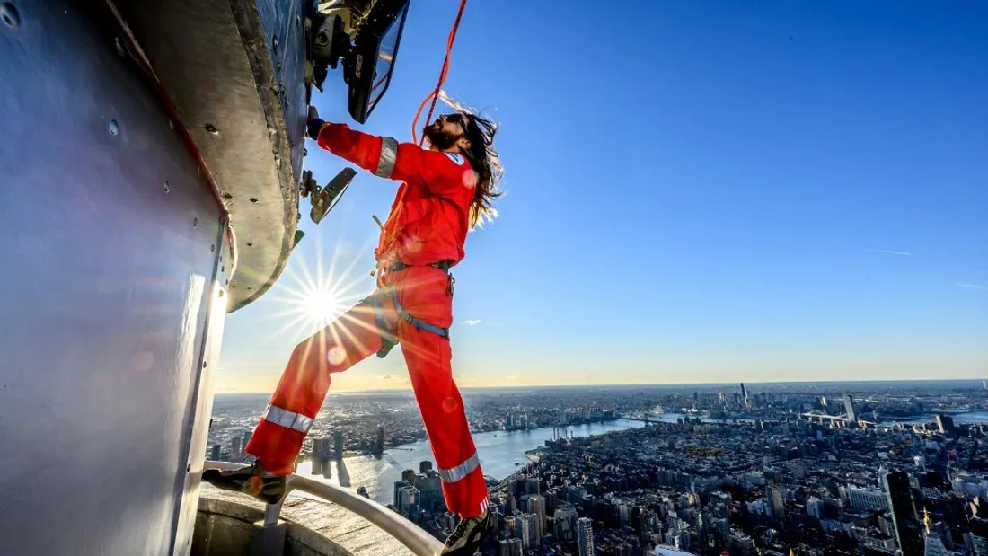 Jared Leto escalade l'Empire State Building.