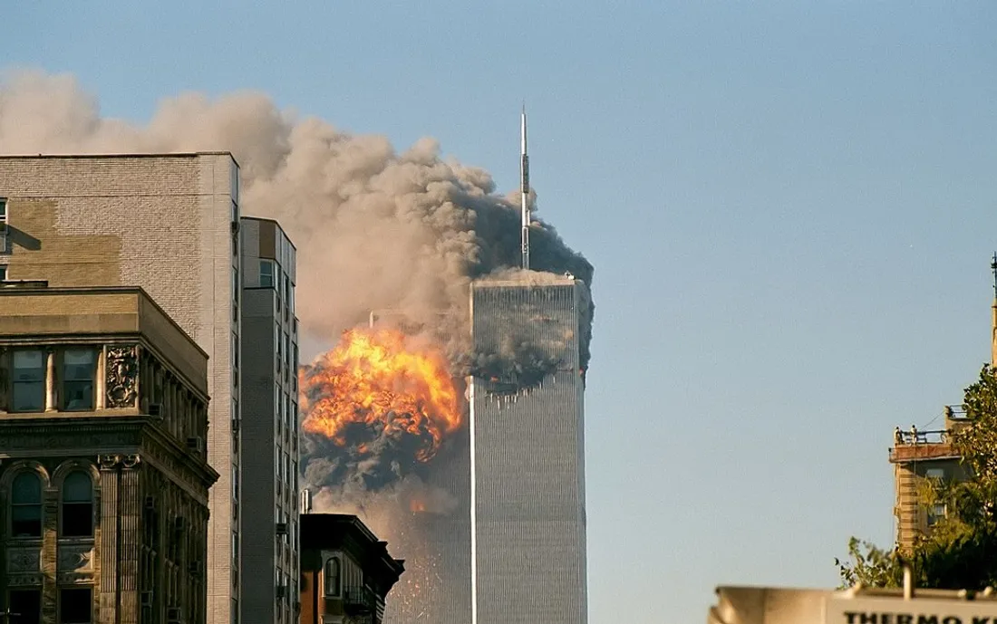 Un deuxième avion s'écrase sur les tours du World Trade Centre à New York le 11 septembre 2001.