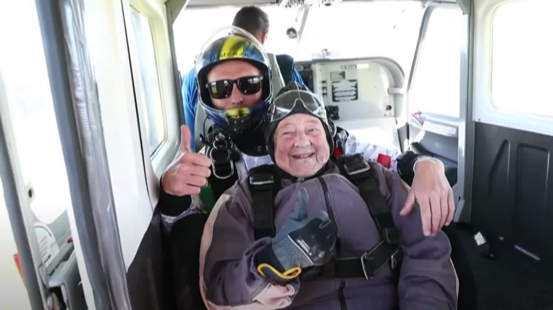 Une grand-mère suédoise de 103 ans a battu dimanche le record du monde de saut en parachute.