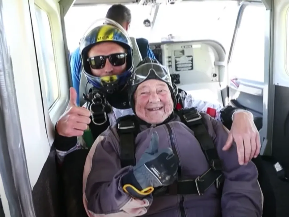 Une grand-mère suédoise de 103 ans a battu dimanche le record du monde de saut en parachute.