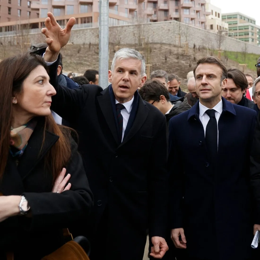 E Macron visite le village olympique