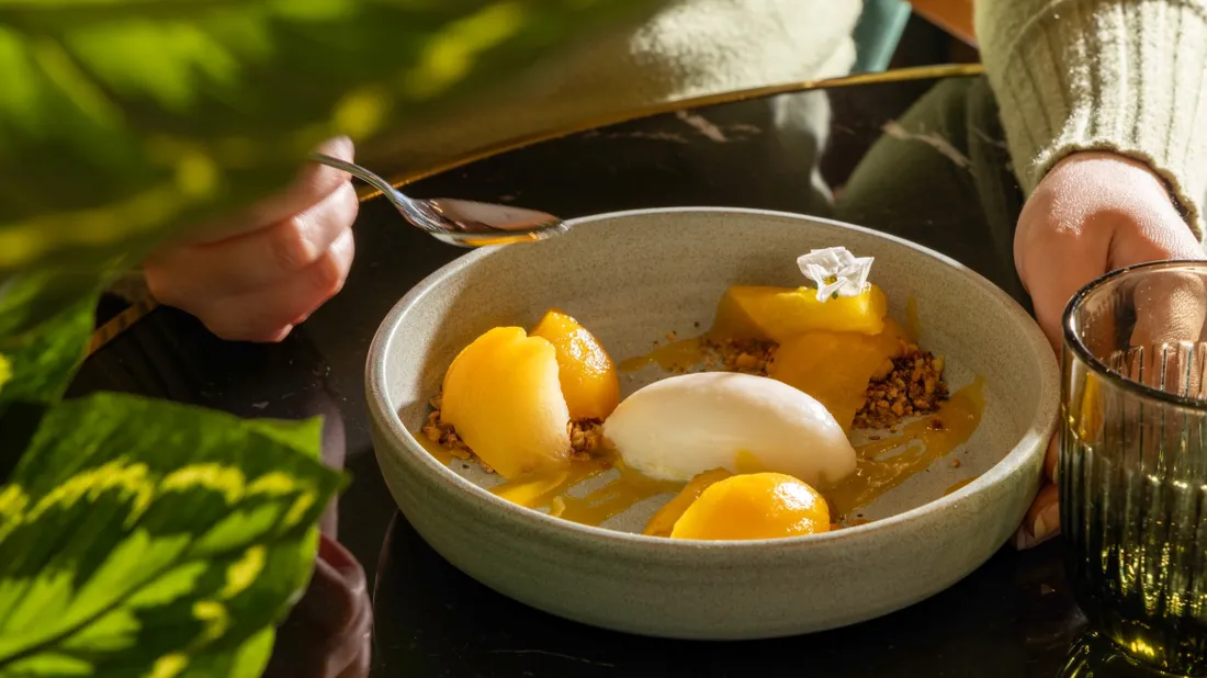 Un poire pochée au safran, sorbet citron, amandes et noix.