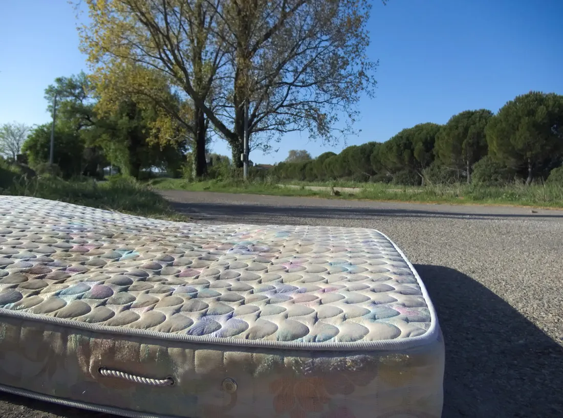 Un matelas dans la rue