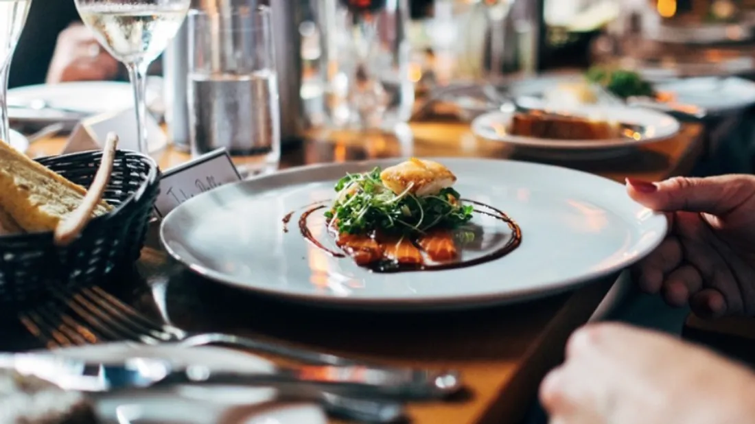 Une assiette dans un restaurant