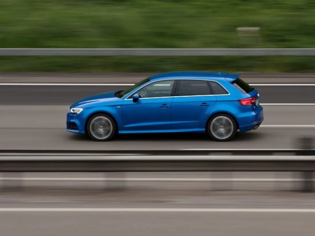 Une voiture en excès de vitesse - photo d'illustration