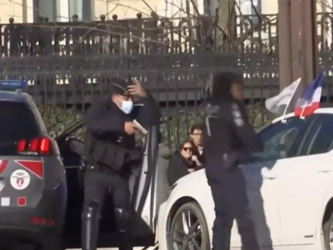 Paris : un policier pointe son arme sur un automobiliste place de l’Etoile (vidéo)