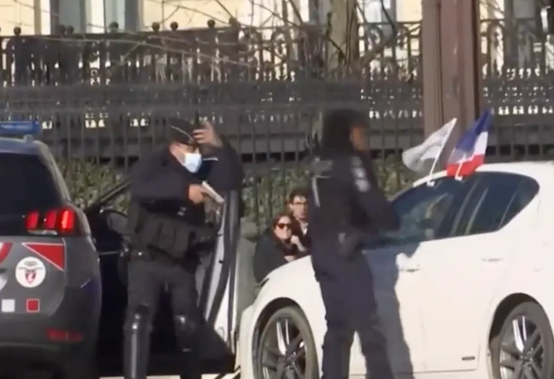 Paris : un policier pointe son arme sur un automobiliste place de l’Etoile (vidéo)