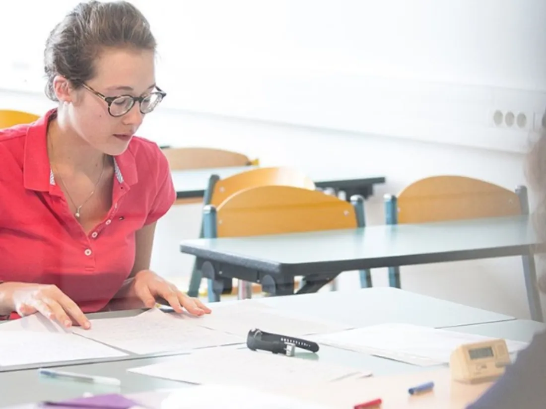 Une étudiante de l'université Paris-Saclay