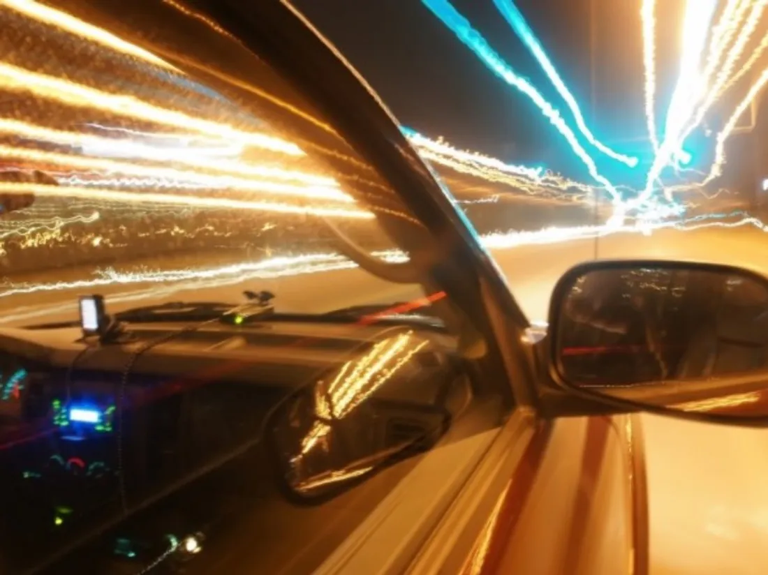 Une voiture qui roule - image d'illustration