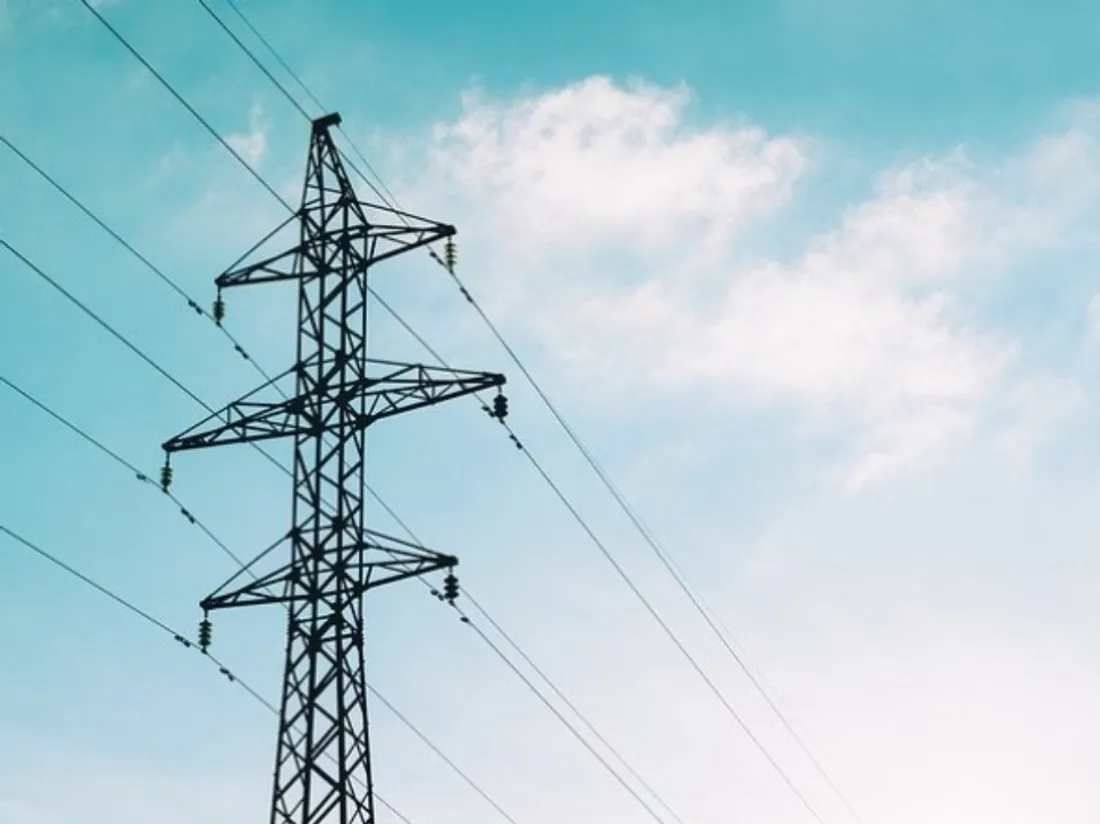 Ligne à haute tension. Image d'illustration