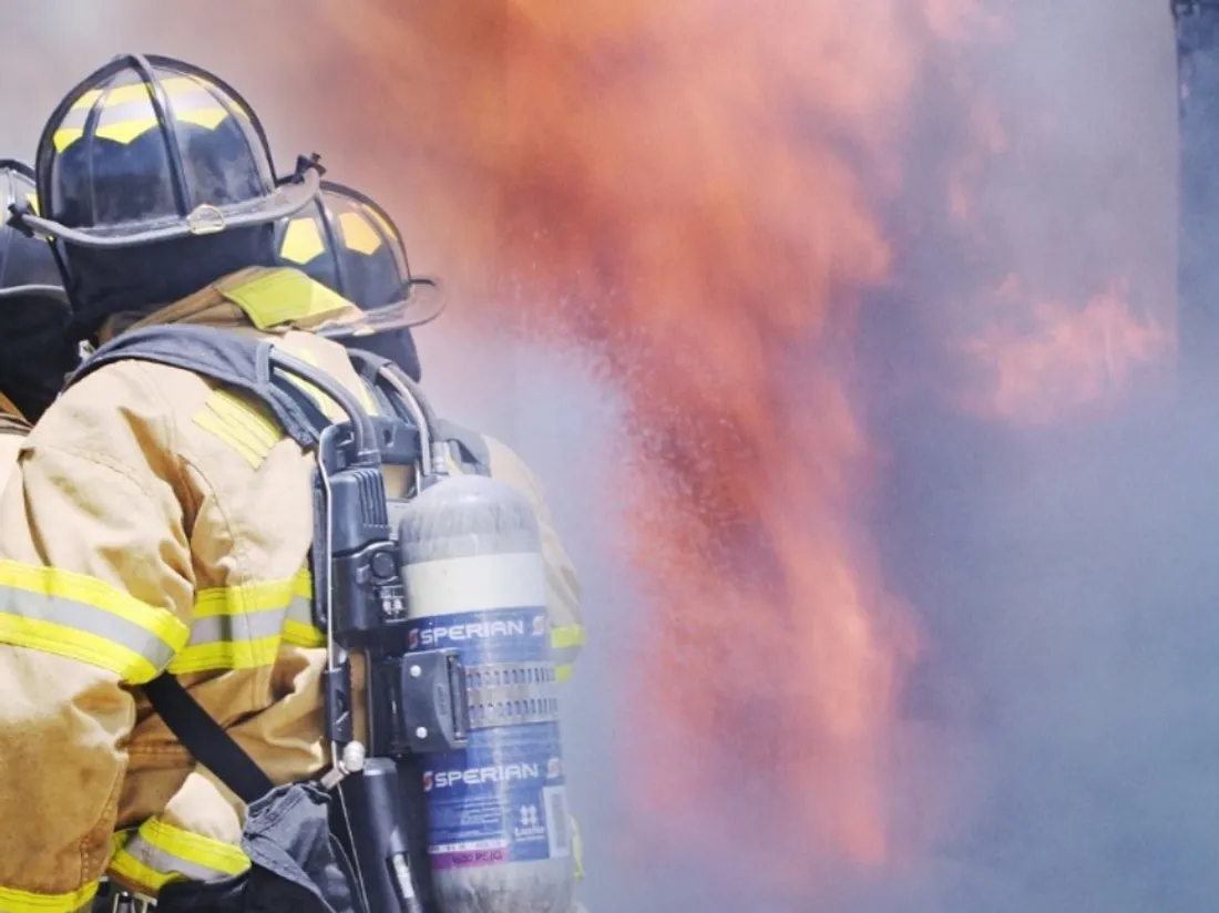 Des pompiers éteignent un incendie - image d'illustration