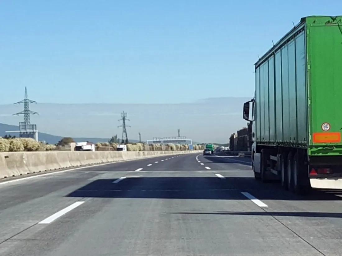 Image d'illustration. Un camion circule sur une autoroute.