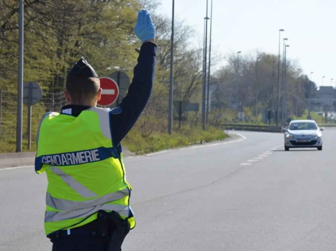 Gendarme en plein contrôle