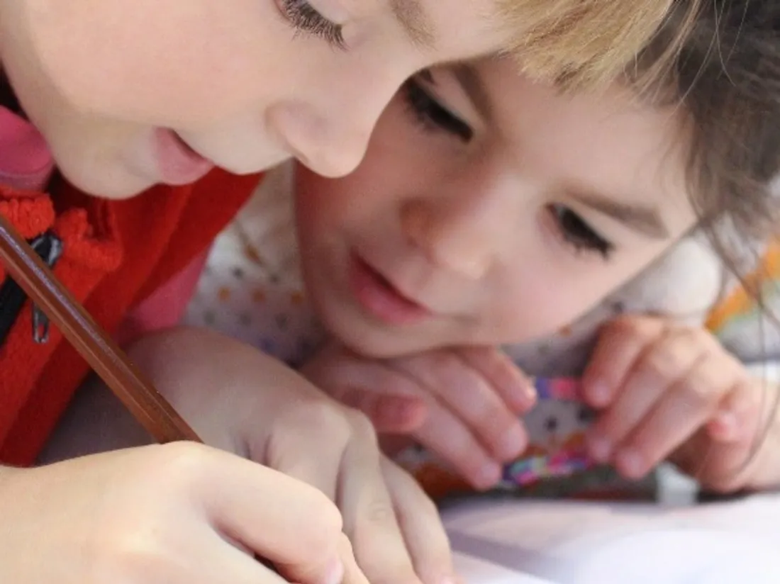 Des enfants à l'école - image d'illustration
