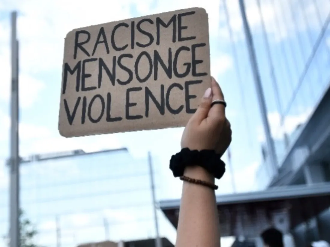 Image d'illustration. Pancarte brandie lors d'une manifestation contre le racisme et les violences