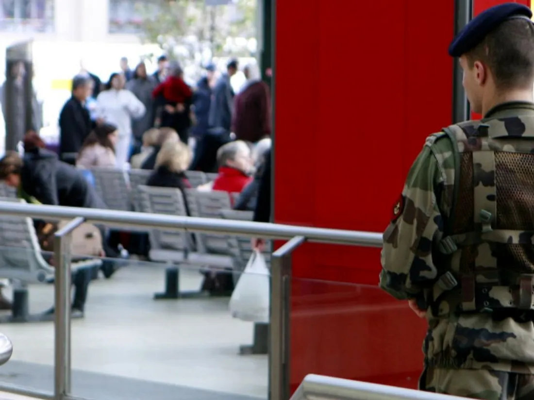 Procès Paris militaires renversés