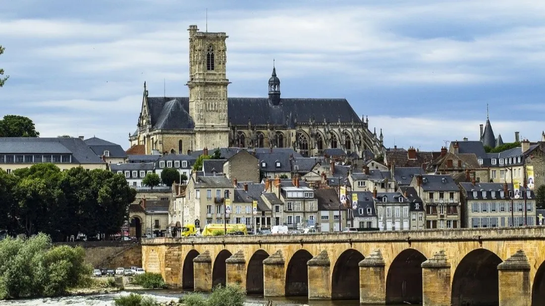 Le pont de Loire et la ville de Nevers.