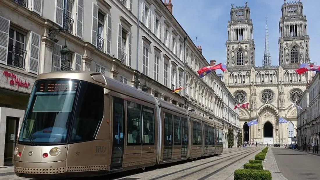 Un tramway rue Jeanne d'Arc à Orléans