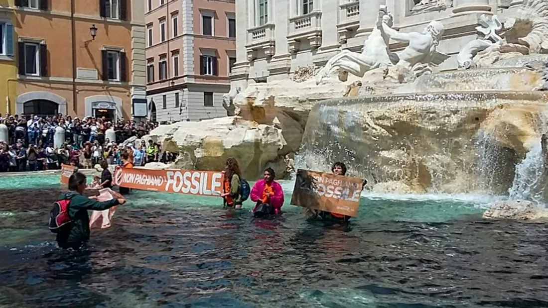 Les militants écologistes d'Ultima Generazione colorent la fontaine de Trevi à Rome.