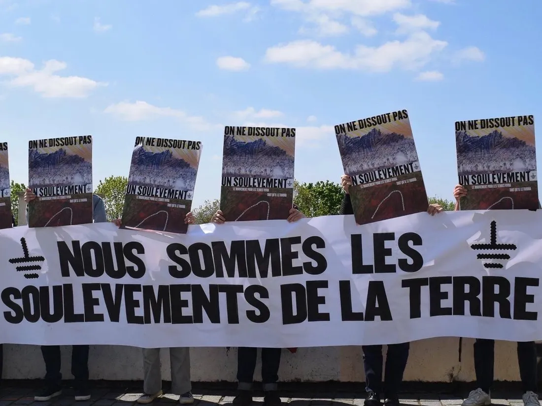 La dissolution du collectif écologiste a été suspendue en référé.