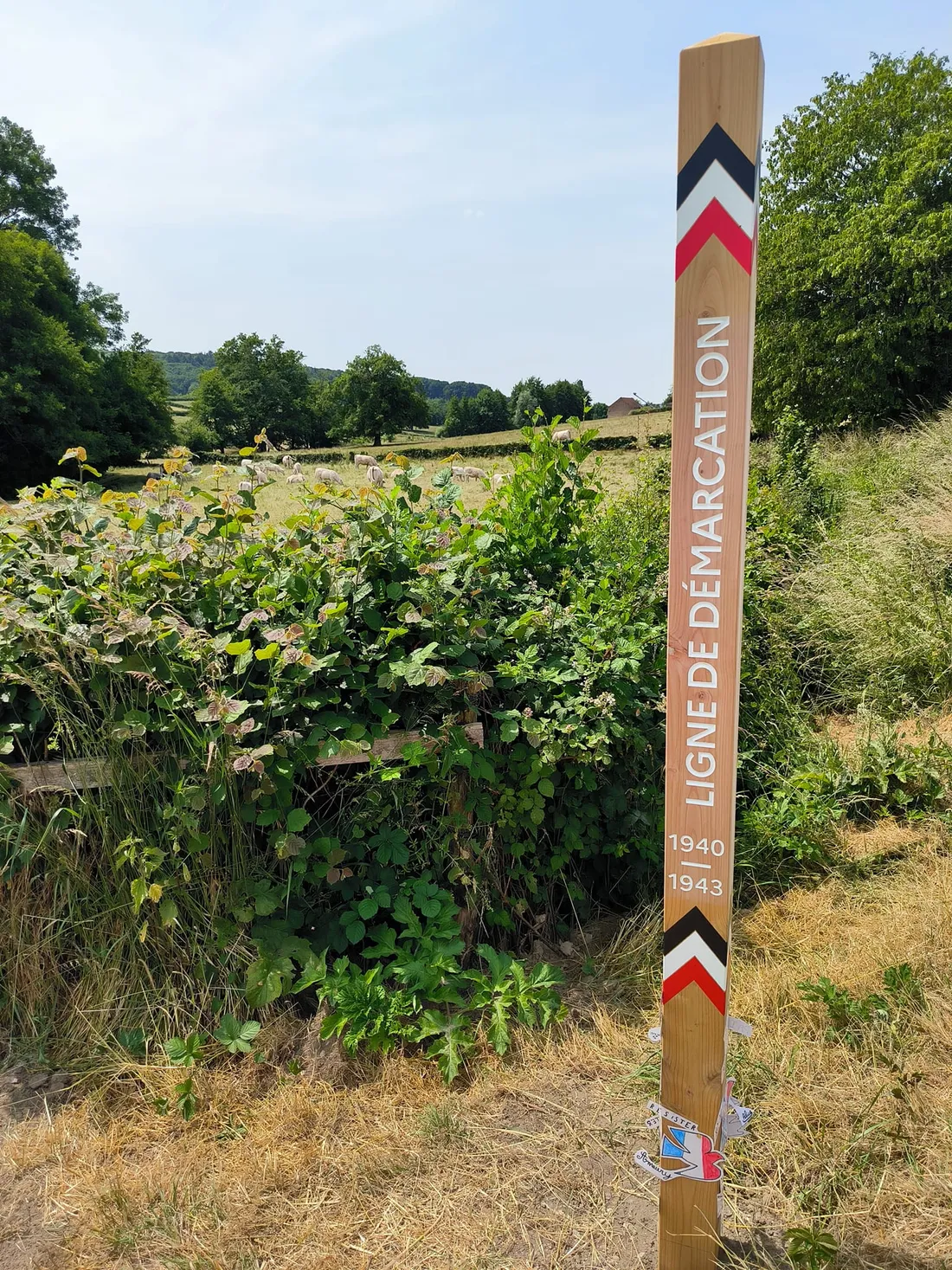 Un poteau signalant le passage de la ligne de démarcation en Saône-et-Loire.