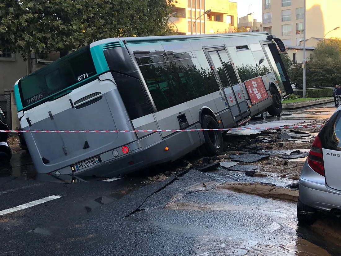 Un bus RATP se renverse après l’explosion d’une canalisation à Courbevoie