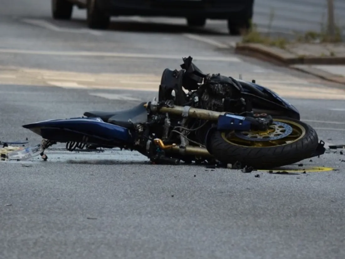 Une moto accidentée - photo d'illustration