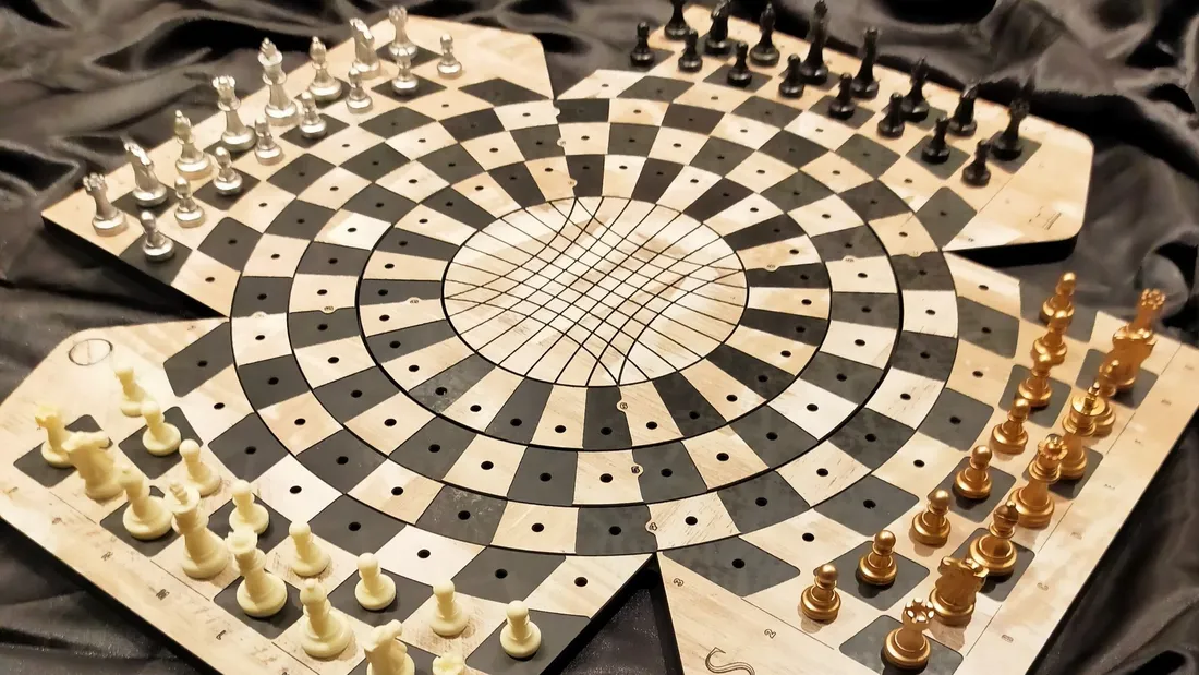 Evolutio 1999, le jeu d'échecs pouvant se pratiquer jusqu'à quatre 