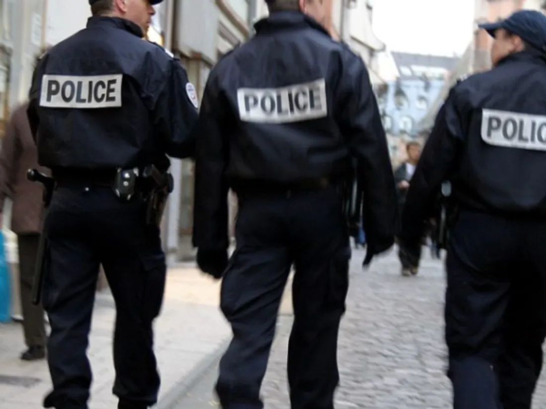 Plusieurs policiers en patrouille.