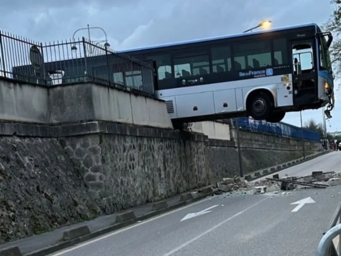 Un bus sort de la route près de la gare de Meaux