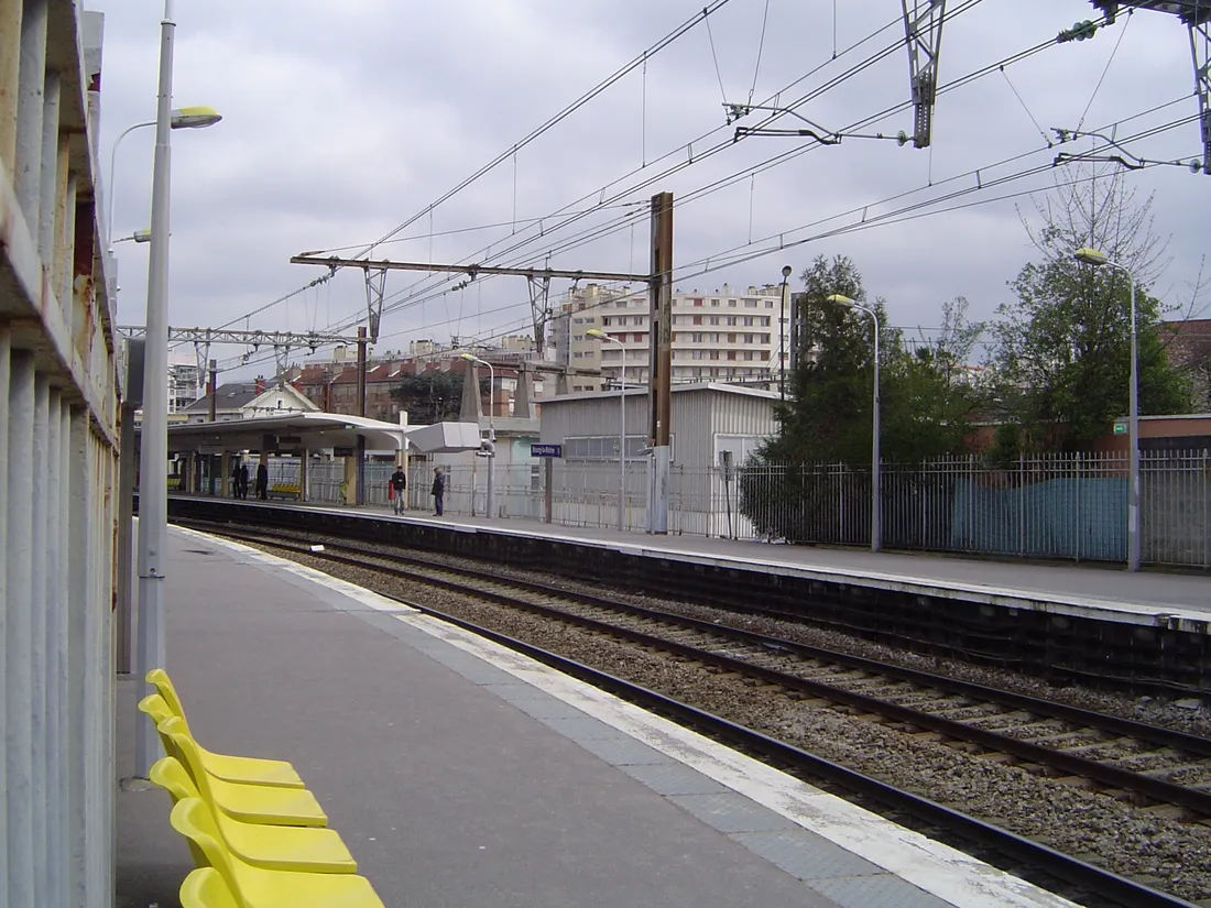 Un homme malvoyant survit à une chute sur les voies du RER B à Antony
