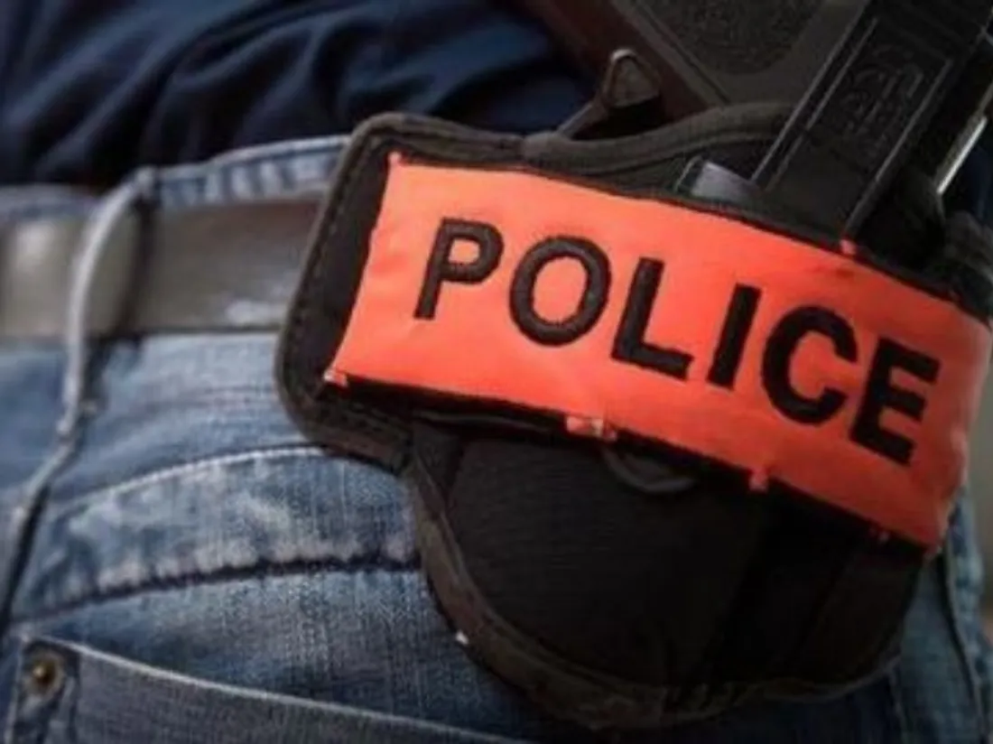 un policier armé