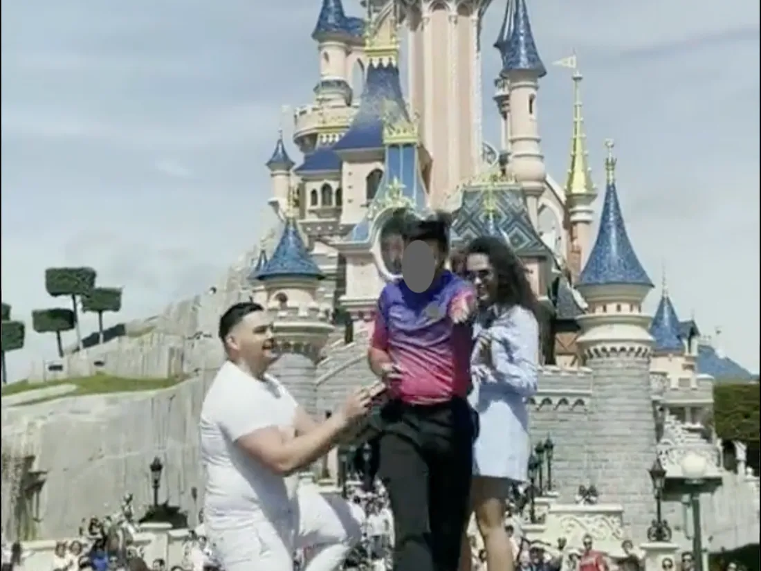 L’employé de Disneyland Paris ruine sa demande en mariage (vidéo)