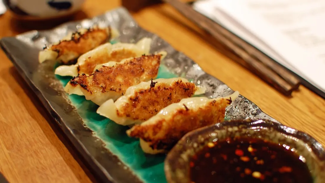 Une assiette de gyozas