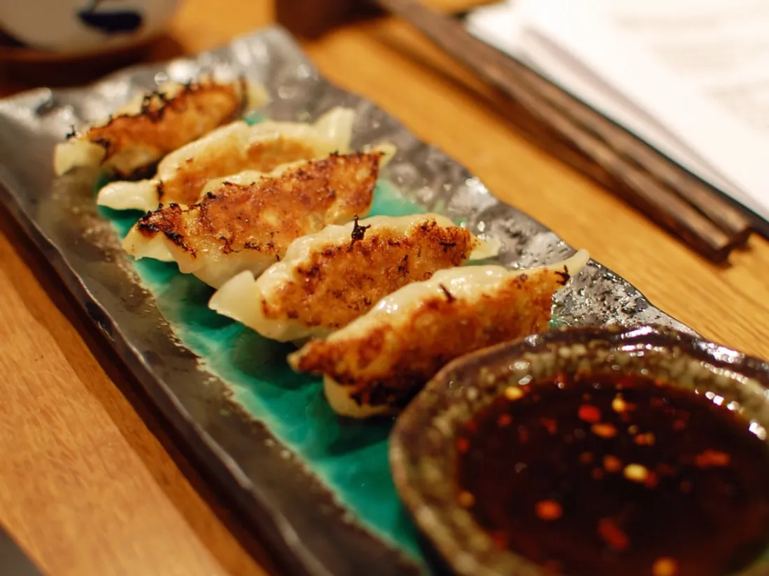 Une assiette de gyozas