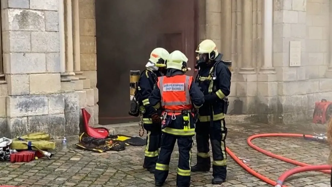 Un incendie s'est déclaré au sein de l'église Saint Hilaire, à Poitiers.