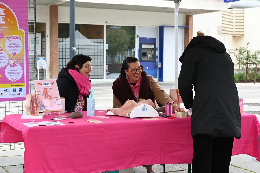 L'association Jeune et Rose organise tout au long de l'année des sensibilisations au cancer du sein