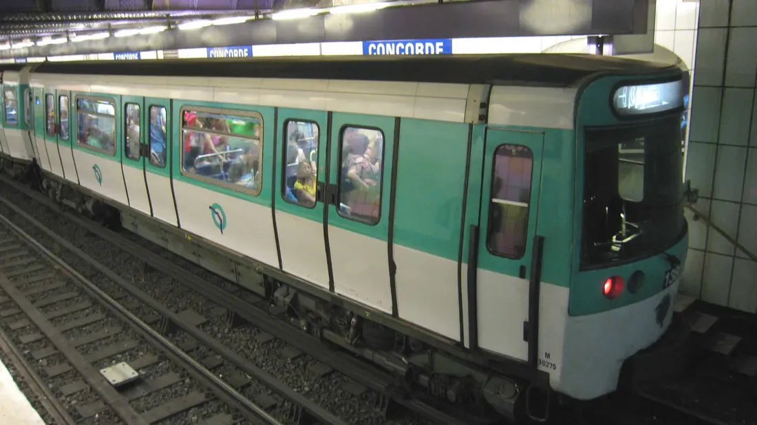 Des passagers bloqués dans le noir pendant 2 heures dans le métro à Paris 