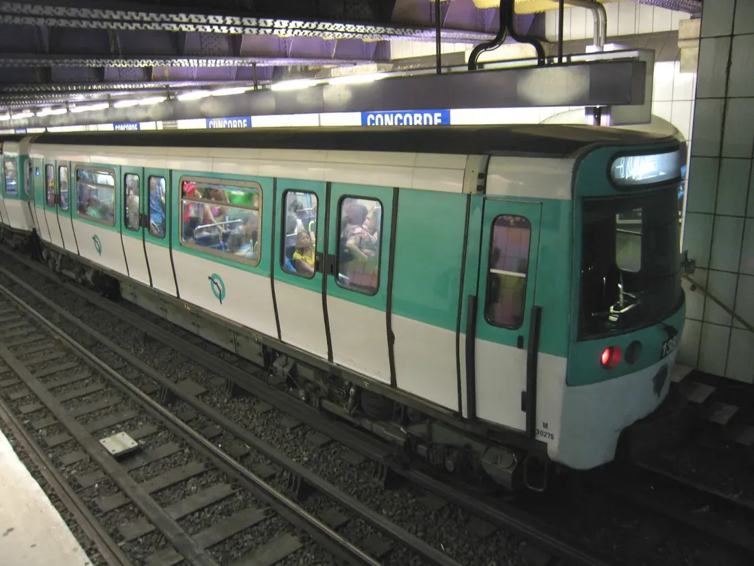 Des passagers bloqués dans le noir pendant 2 heures dans le métro à Paris 