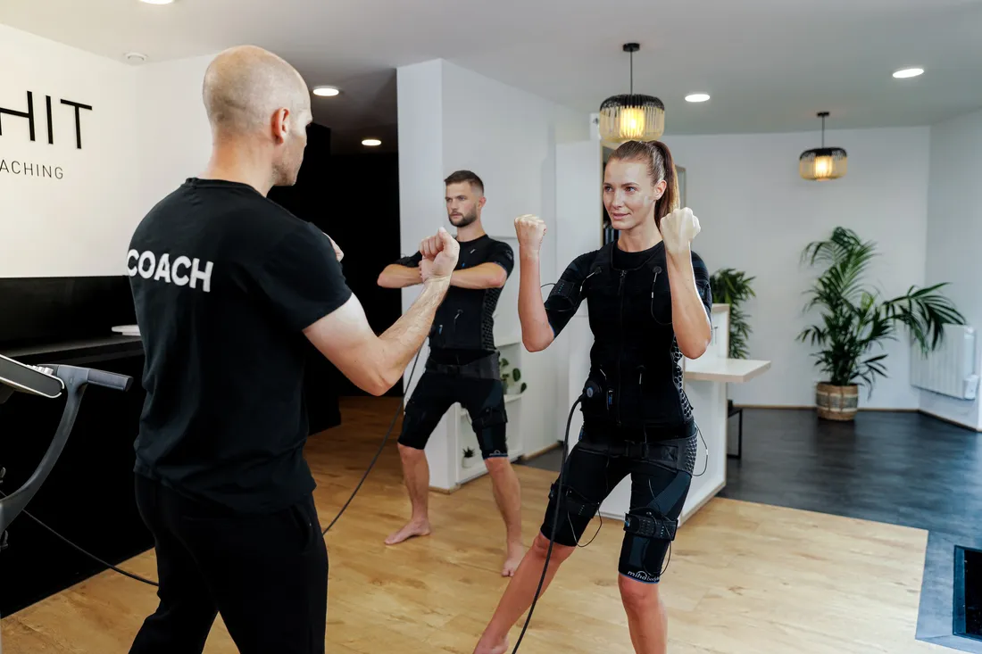 Une séance d'électrostimulation avec un coach.
