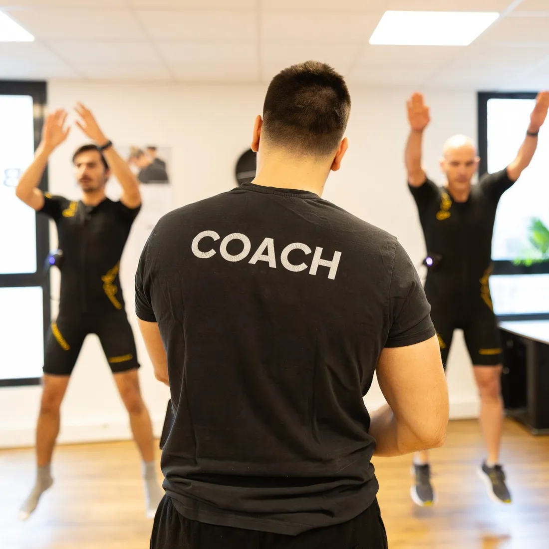 Un cours de gym avec coach chez Bodyhit.