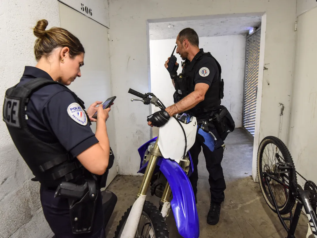 Rodéos urbains : deux policiers trainés sur plusieurs mètres en Essonne