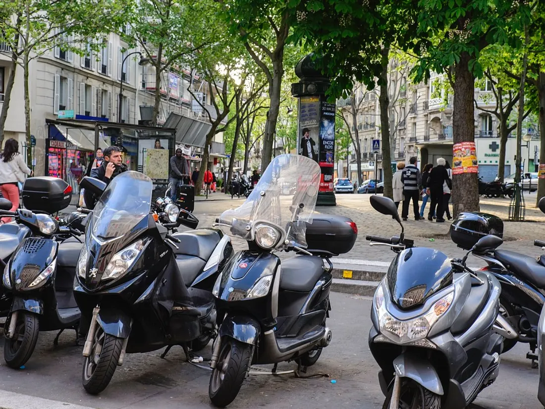 Stationnement à Paris : les deux-roues motorisés passent à la caisse 